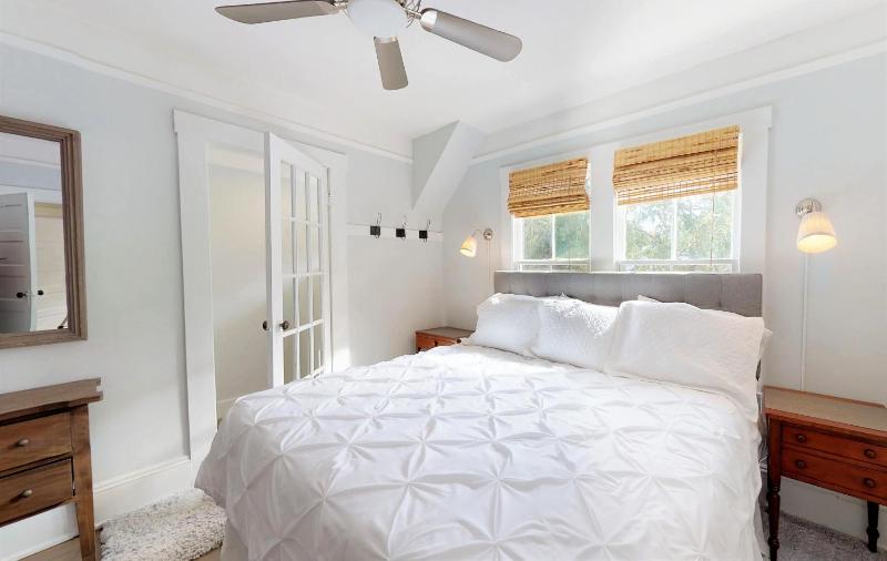 Renovated Lemon Guesthouse 4 KING Bedrooms Downtown Half Mile Stroll- Beach Only 3 Miles - image 33