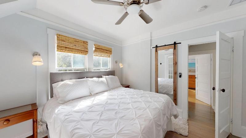 Renovated Lemon Guesthouse 4 KING Bedrooms Downtown Half Mile Stroll- Beach Only 3 Miles - image 49