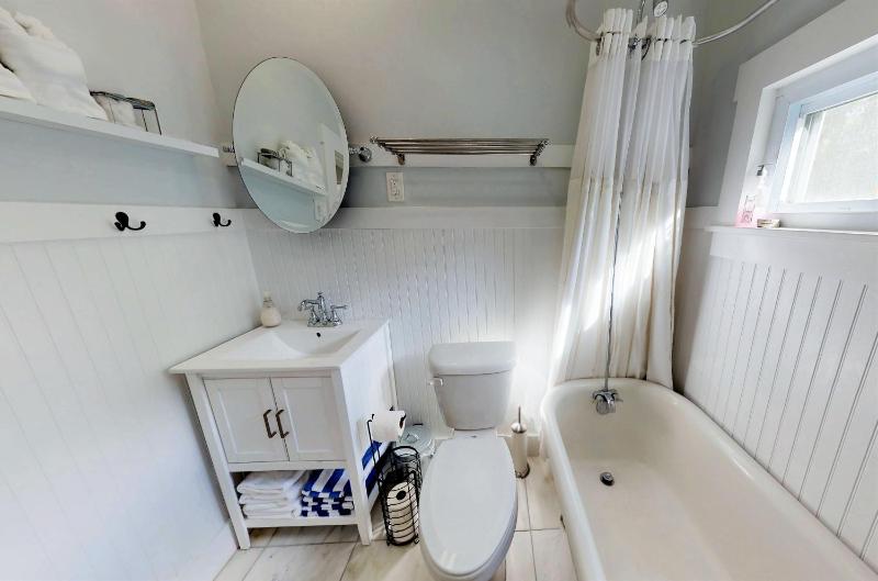 Renovated Lemon Guesthouse 4 KING Bedrooms Downtown Half Mile Stroll- Beach Only 3 Miles - image 43
