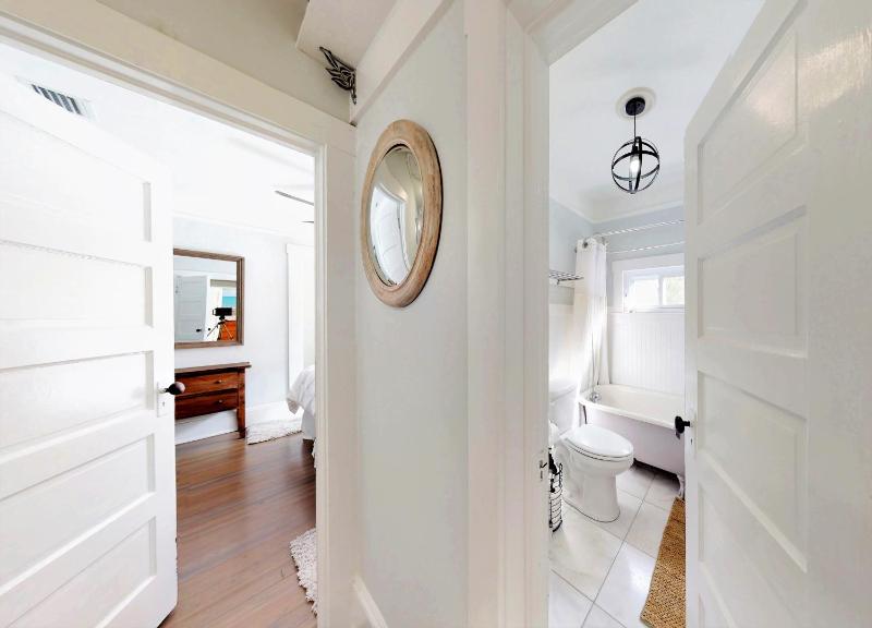 Renovated Lemon Guesthouse 4 KING Bedrooms Downtown Half Mile Stroll- Beach Only 3 Miles - image 13
