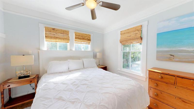 Renovated Lemon Guesthouse 4 KING Bedrooms Downtown Half Mile Stroll- Beach Only 3 Miles - image 29