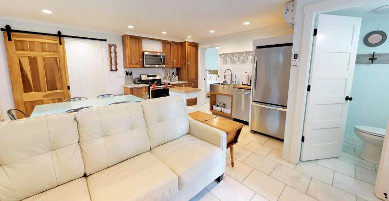 Renovated Lemon Guesthouse 4 KING Bedrooms Downtown Half Mile Stroll- Beach Only 3 Miles - image 17