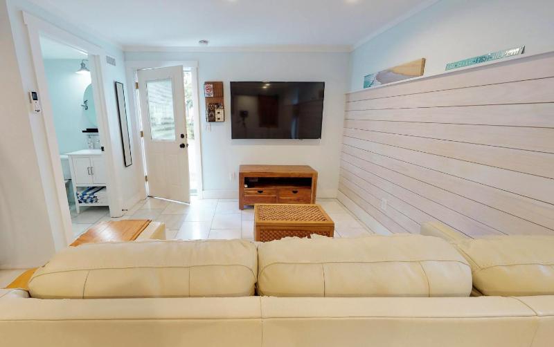 Renovated Lemon Guesthouse 4 KING Bedrooms Downtown Half Mile Stroll- Beach Only 3 Miles - image 28