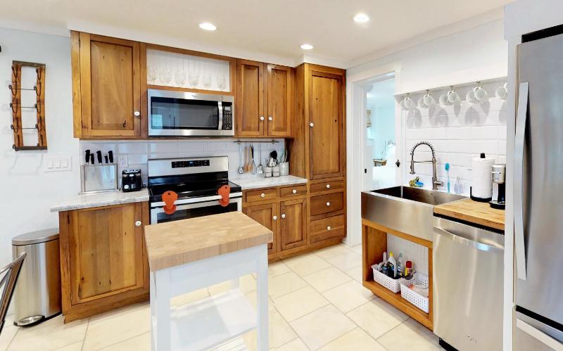 Renovated Lemon Guesthouse 4 KING Bedrooms Downtown Half Mile Stroll- Beach Only 3 Miles - image 36