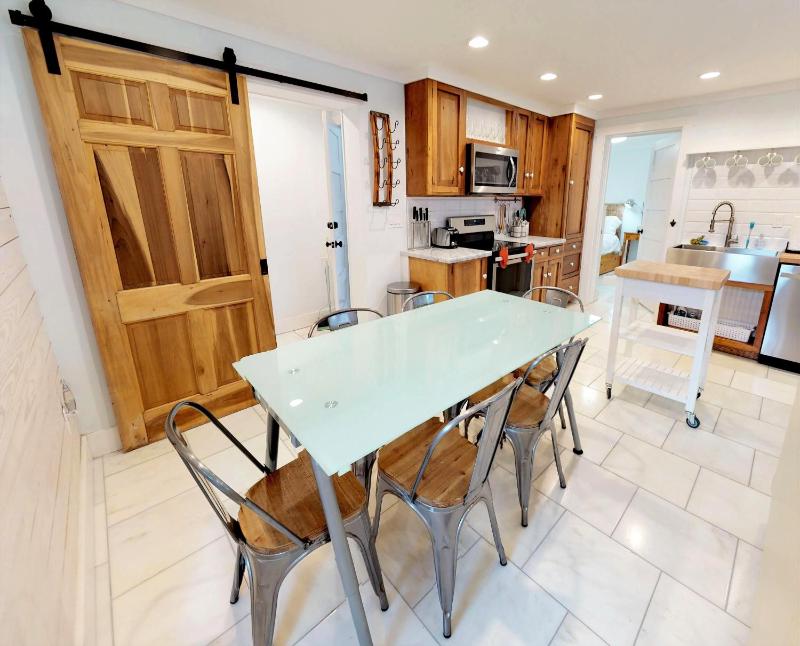 Renovated Lemon Guesthouse 4 KING Bedrooms Downtown Half Mile Stroll- Beach Only 3 Miles - image 41