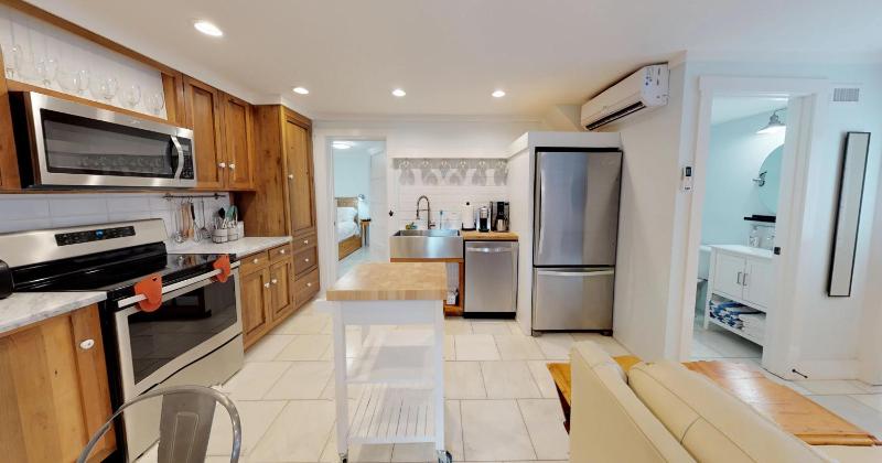 Renovated Lemon Guesthouse 4 KING Bedrooms Downtown Half Mile Stroll- Beach Only 3 Miles - image 45