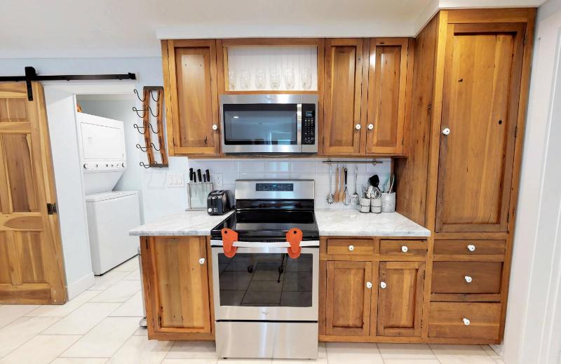 Renovated Lemon Guesthouse 4 KING Bedrooms Downtown Half Mile Stroll- Beach Only 3 Miles - image 31