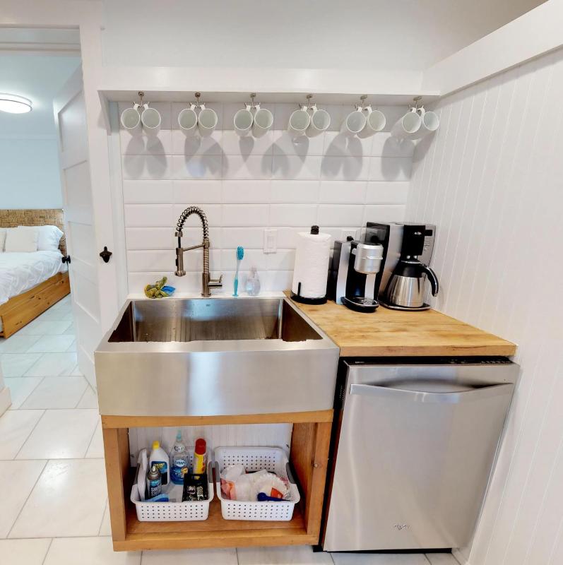 Renovated Lemon Guesthouse 4 KING Bedrooms Downtown Half Mile Stroll- Beach Only 3 Miles - image 8