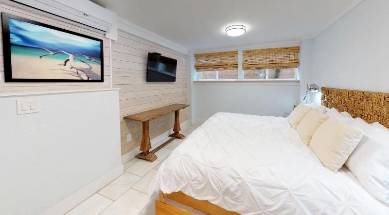 Renovated Lemon Guesthouse 4 KING Bedrooms Downtown Half Mile Stroll- Beach Only 3 Miles - image 16
