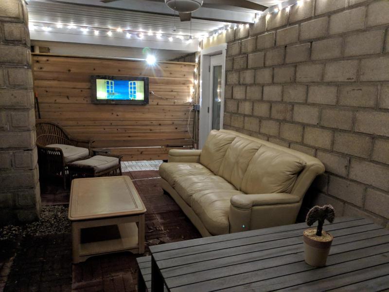 Renovated Lemon Guesthouse 4 KING Bedrooms Downtown Half Mile Stroll- Beach Only 3 Miles - image 14