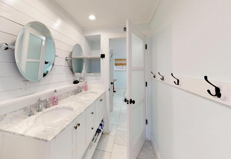 Renovated Lemon Guesthouse 4 KING Bedrooms Downtown Half Mile Stroll- Beach Only 3 Miles - image 30