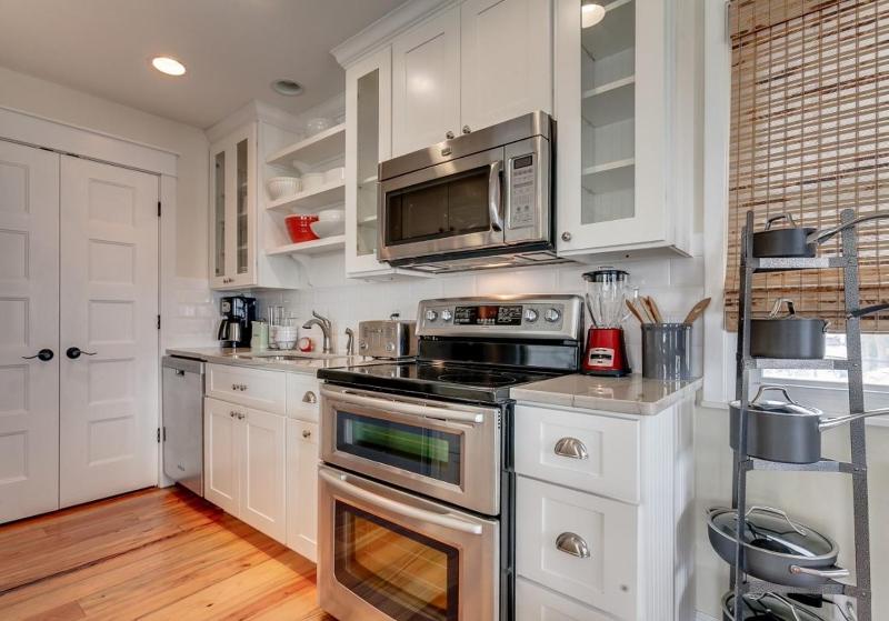 BEST BEACH Cottage Two Gorgeous Ocean Views - Renovated Like POTTERY BARN - Beach Steps Away - image 19