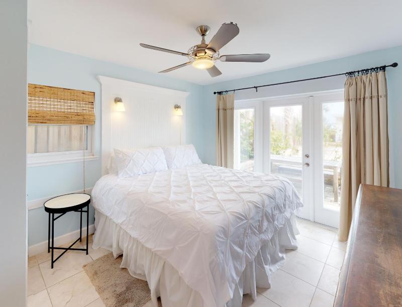 BEST BEACH Cottage Two Gorgeous Ocean Views - Renovated Like POTTERY BARN - Beach Steps Away - image 16