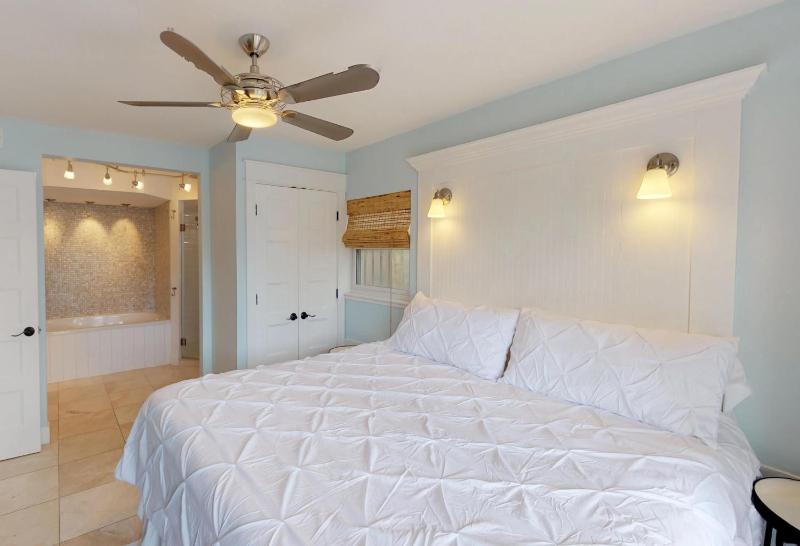 BEST BEACH Cottage Two Gorgeous Ocean Views - Renovated Like POTTERY BARN - Beach Steps Away - image 23