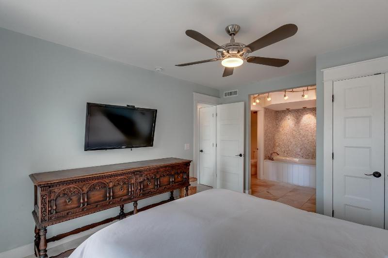 BEST BEACH Cottage Two Gorgeous Ocean Views - Renovated Like POTTERY BARN - Beach Steps Away - image 12