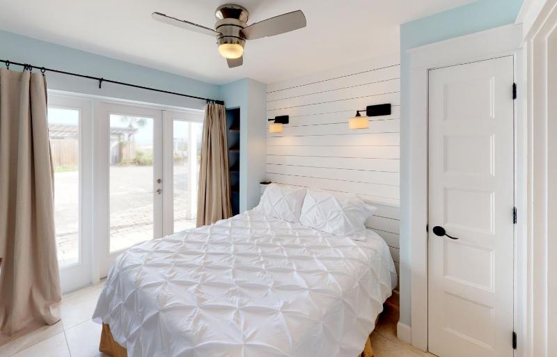 BEST BEACH Cottage Two Gorgeous Ocean Views - Renovated Like POTTERY BARN - Beach Steps Away - image 11