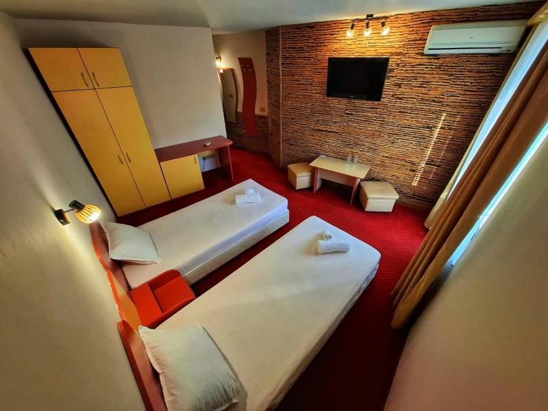 Standard Twin Room image 3