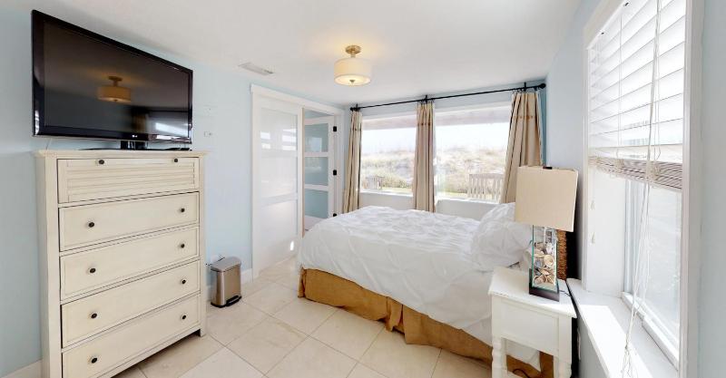 Cottage Four DIRECT OCEANFRONT Romantic Cottage Best Beach - Walk to Restaurants - Downtown only 5 Miles - image 6