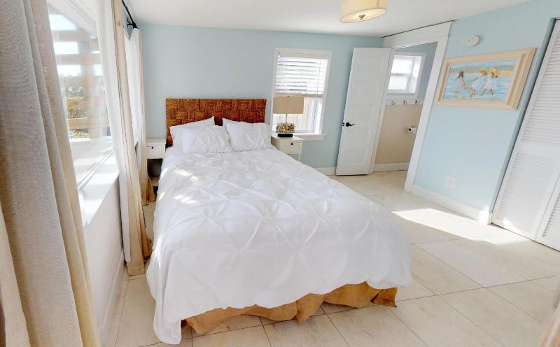 Cottage Four DIRECT OCEANFRONT Romantic Cottage Best Beach - Walk to Restaurants - Downtown only 5 Miles - image 19