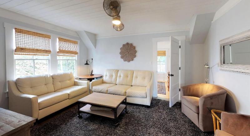 Palm View - Lovingly Renovated - 3 KINGS Half Mile Stroll to Historic DT - Beach just 3 Miles - image 7