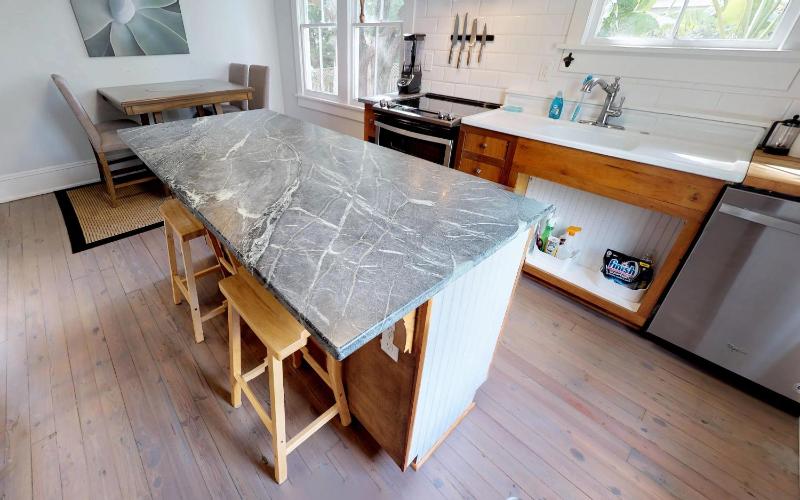 Palm View - Lovingly Renovated - 3 KINGS Half Mile Stroll to Historic DT - Beach just 3 Miles - image 10