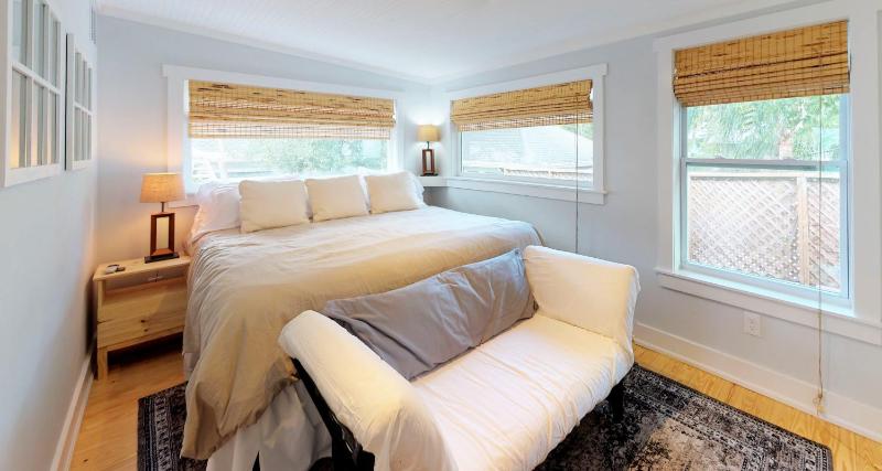 Palm View - Lovingly Renovated - 3 KINGS Half Mile Stroll to Historic DT - Beach just 3 Miles - image 26