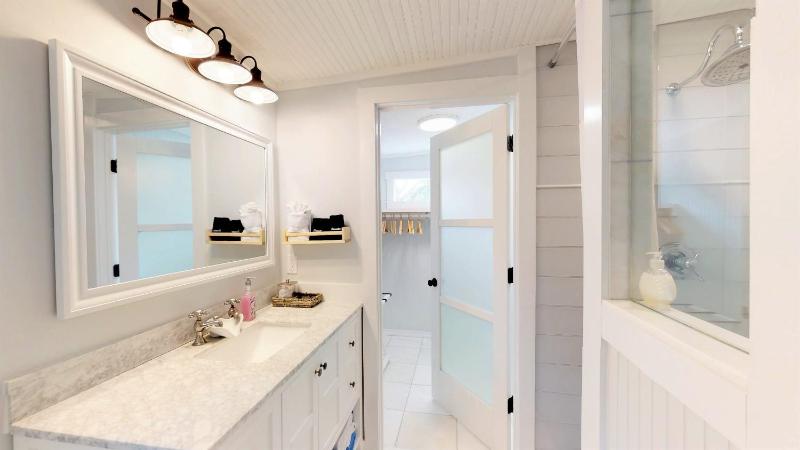 Palm View - Lovingly Renovated - 3 KINGS Half Mile Stroll to Historic DT - Beach just 3 Miles - image 15