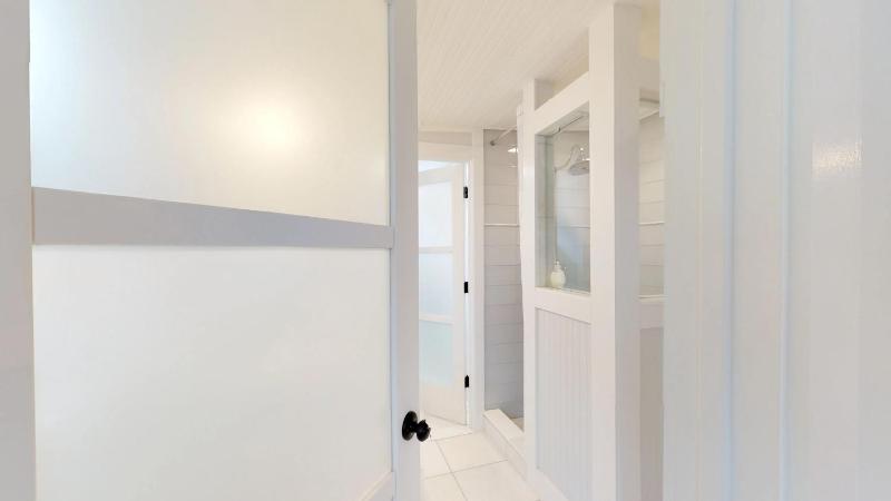 Palm View - Lovingly Renovated - 3 KINGS Half Mile Stroll to Historic DT - Beach just 3 Miles - image 8