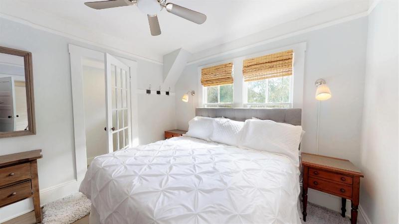 Palm View - Lovingly Renovated - 3 KINGS Half Mile Stroll to Historic DT - Beach just 3 Miles - image 14