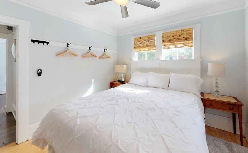 Palm View - Lovingly Renovated - 3 KINGS Half Mile Stroll to Historic DT - Beach just 3 Miles - image 9