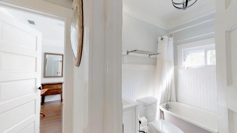Palm View - Lovingly Renovated - 3 KINGS Half Mile Stroll to Historic DT - Beach just 3 Miles - image 27