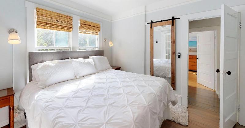 Palm View - Lovingly Renovated - 3 KINGS Half Mile Stroll to Historic DT - Beach just 3 Miles - image 3