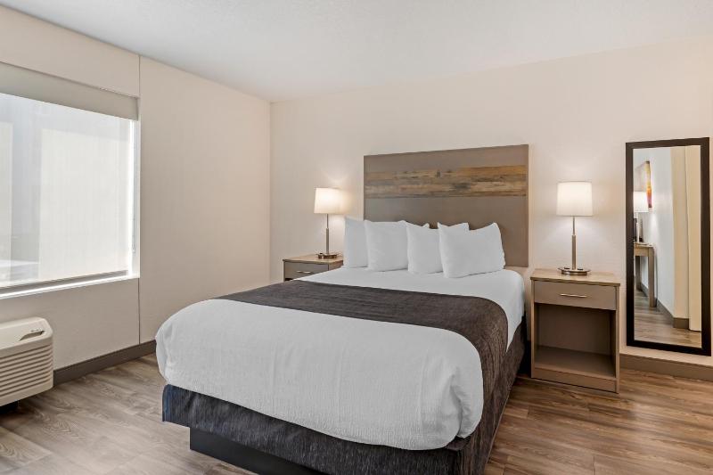 Queen Room with Roll-In Shower - Disability Access image 3