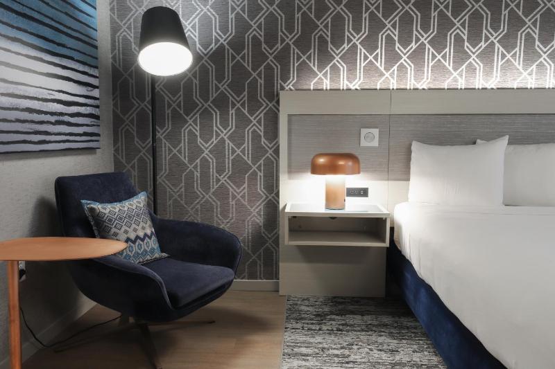 1 King Bed, Mobility and Hearing Accessible image 4