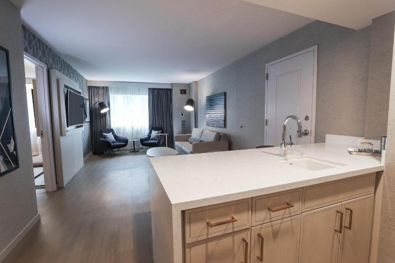 1 King Bed, 1 Bedroom Suite image 3