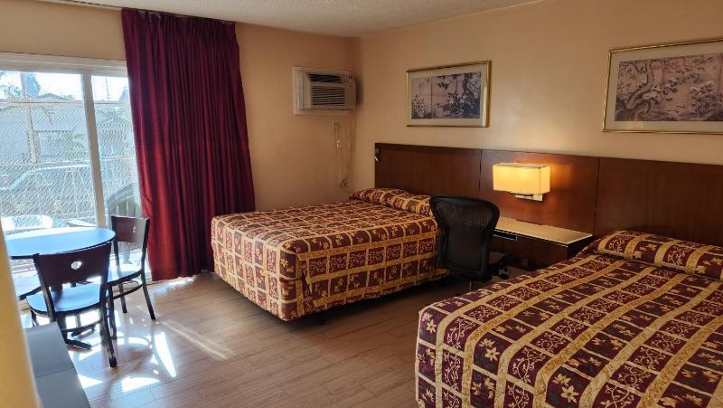 Deluxe Triple Room image 3