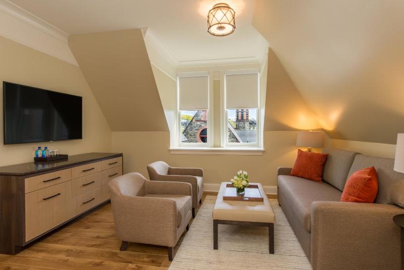 Suite with Garden View image 4