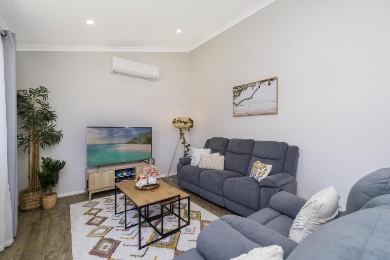 Bright and Spacious 2-Bed Thornlie Family Home - image 10