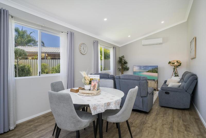 Bright and Spacious 2-Bed Thornlie Family Home - image 16