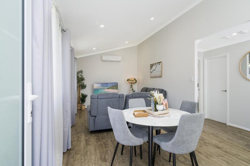 Bright and Spacious 2-Bed Thornlie Family Home - image 9