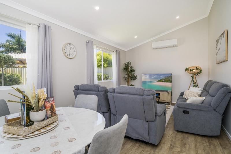 Bright and Spacious 2-Bed Thornlie Family Home - image 13