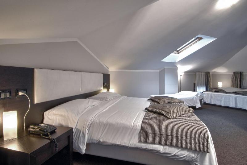 Quadruple Room - Attic image 4