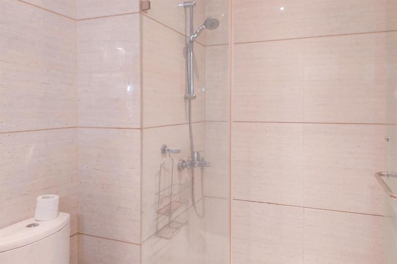 Warm and Homey 1BR at Brooklyn Alam Sutera Apartment By Travelio - image 5