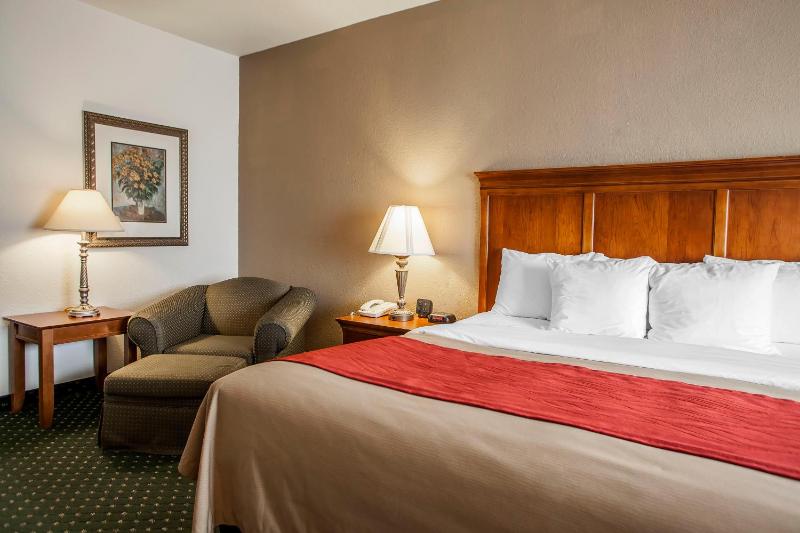 Queen Room with Two Queen Beds image 2