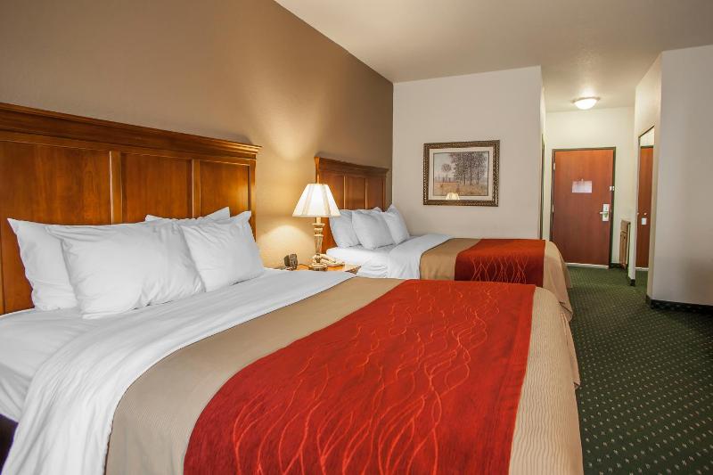 Queen Room with Two Queen Beds image 3