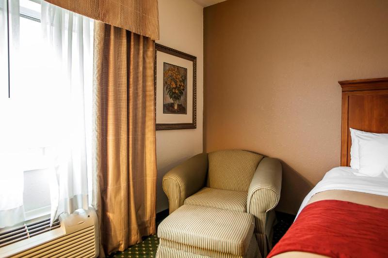 Queen Room with Two Queen Beds image 4