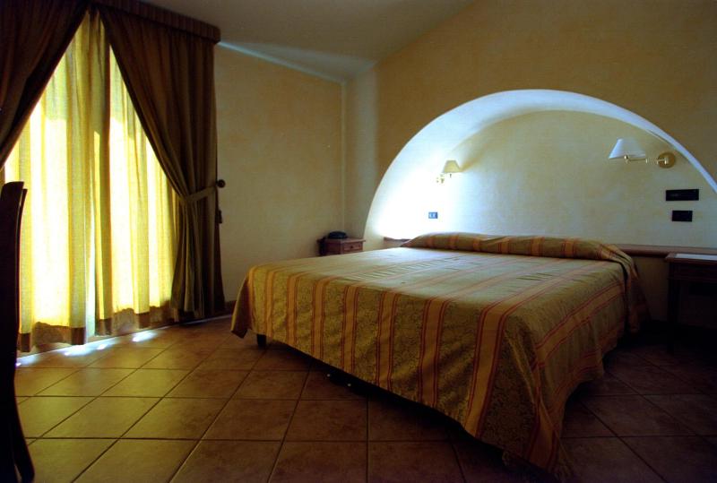 Double Room with Balcony and Sea View image 3