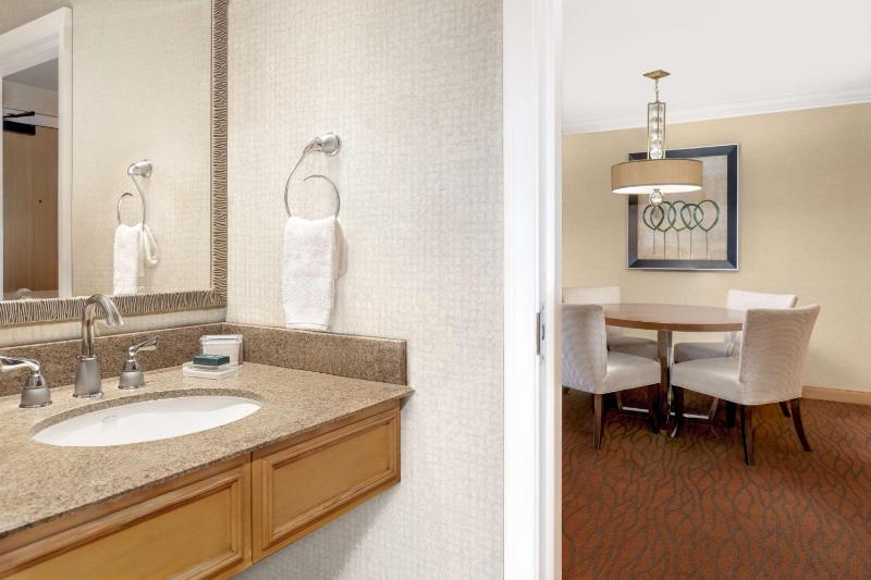 One-Bedroom Junior Parlor King Suite image 2