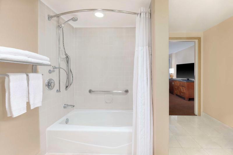 King Room with Tub - Mobility and Hearing Access image 2