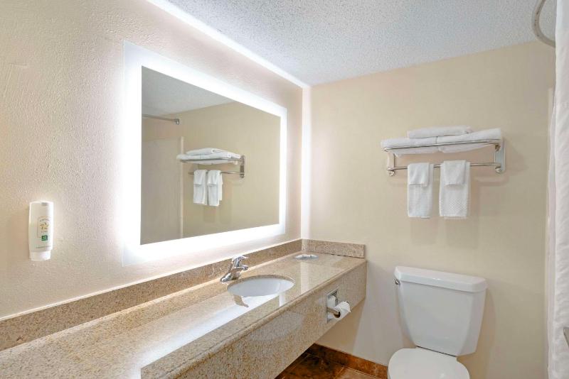 Queen Room with Two Queen Beds - Non-Smoking image 2